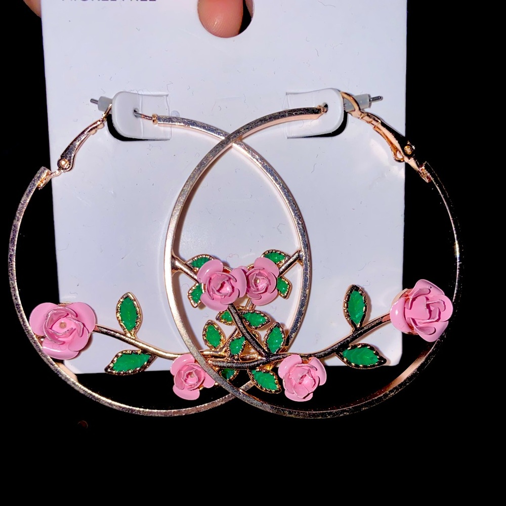 Gold hoops with roses 💗
